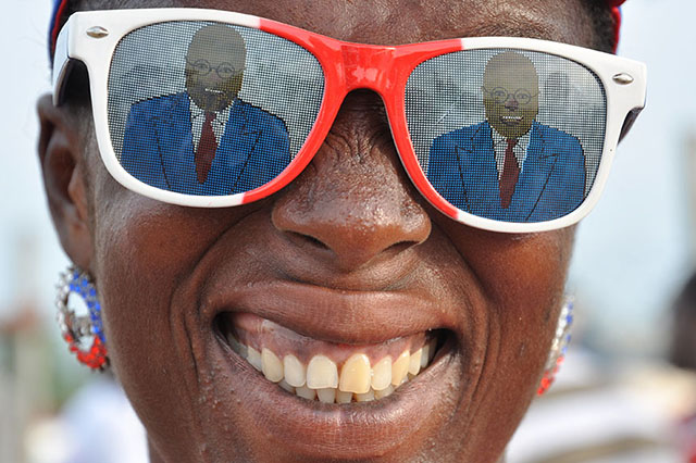 Den Oppositionskandidaten immer im Blick: Frau mit Sonnenbrille der NPP.